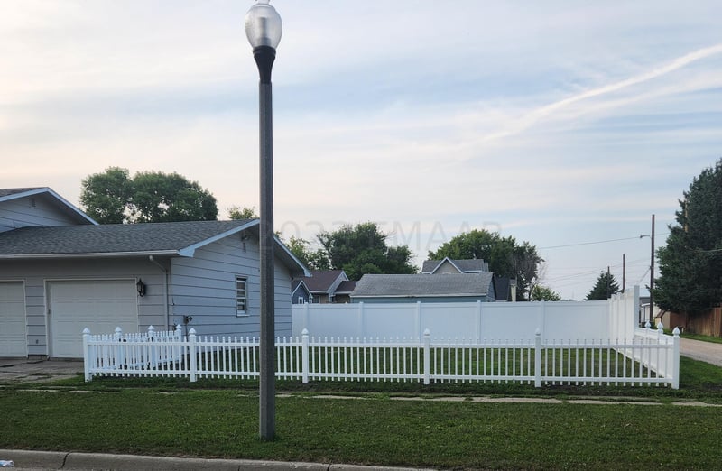 204 9th St NE, East Grand Forks, MN 56721