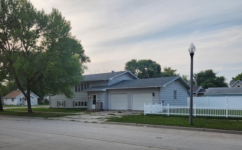 204 9th St NE, East Grand Forks, MN 56721