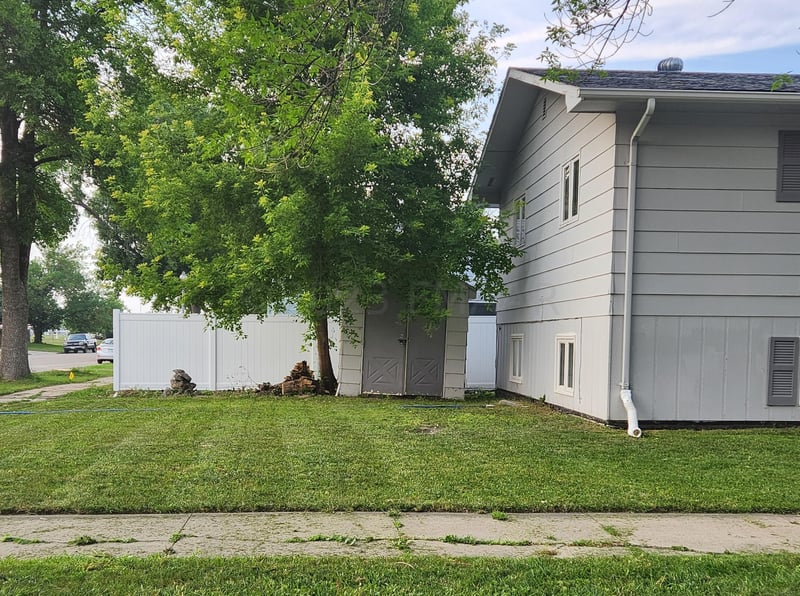 204 9th St NE, East Grand Forks, MN 56721