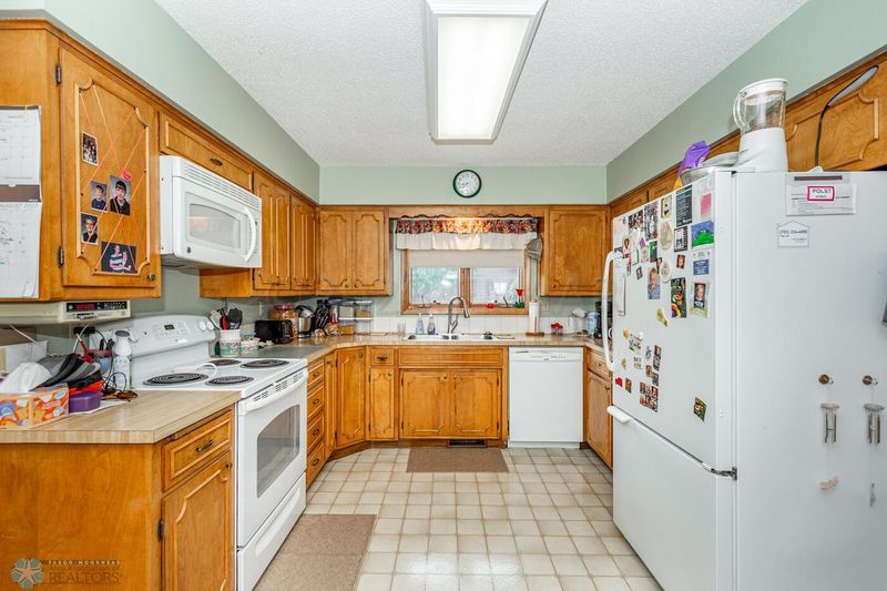 2206 19th St S, Moorhead, MN 56560