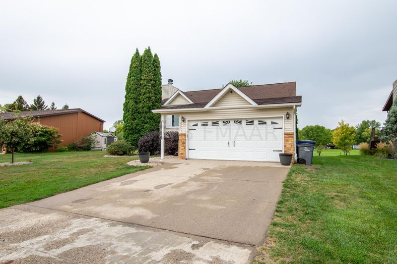 2826 Village Green Dr, Moorhead, MN 56560