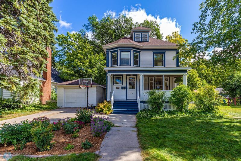 516 9th St S, Moorhead, MN 56560