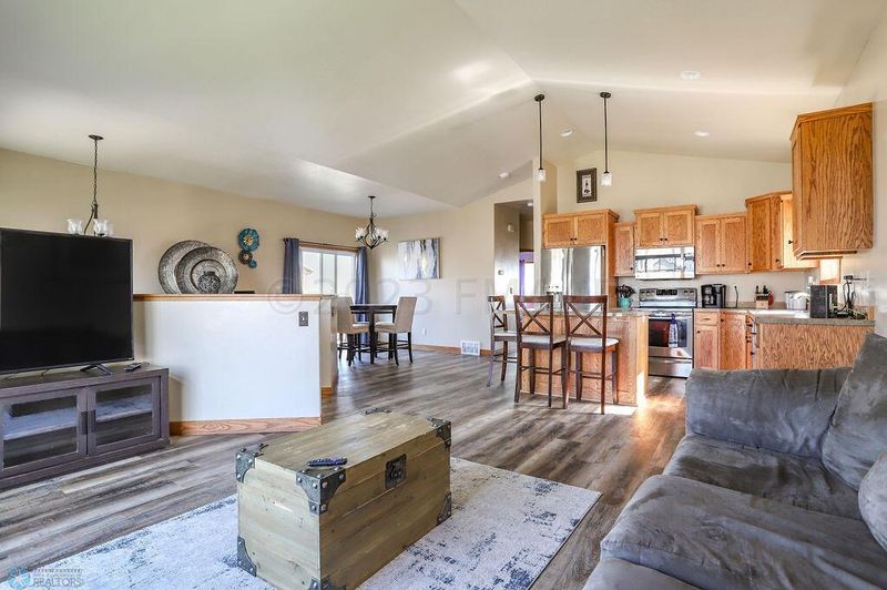 1046 39th St S, Moorhead, MN 56560