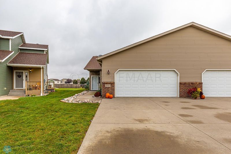 990 33rd St S, Moorhead, MN 56560