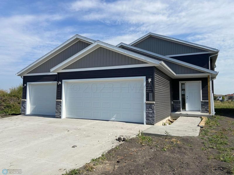 3820 32nd St S, Moorhead, MN 56560