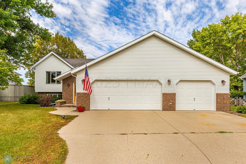 2825 29th St S, Moorhead, MN 56560