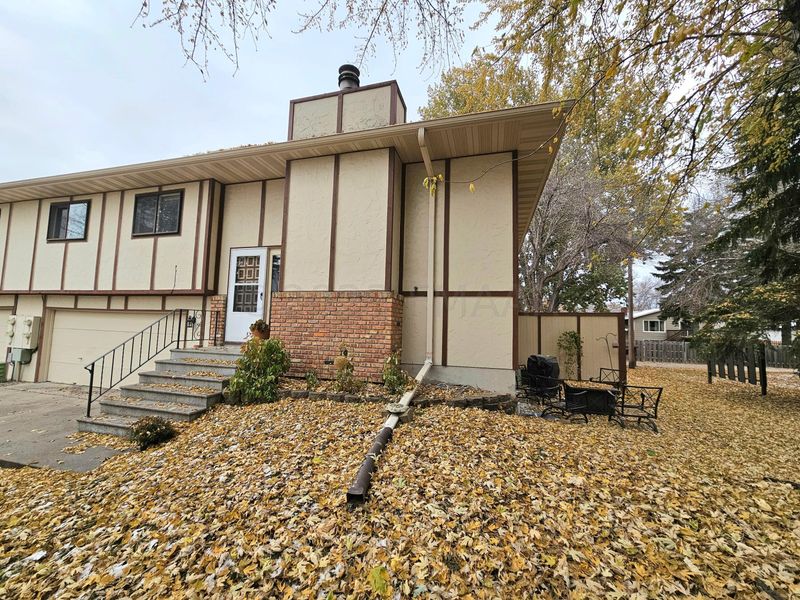 2319 4th Ave S, Moorhead, MN 56560