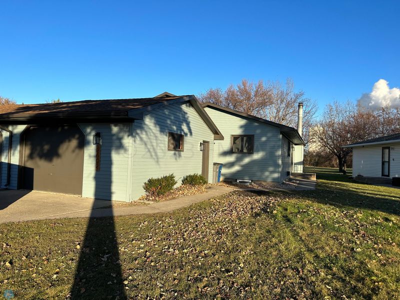 2602 Country Club Pw, Moorhead, MN 56560