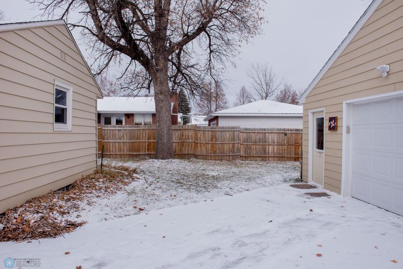 606 17th St N, Moorhead, MN 56560