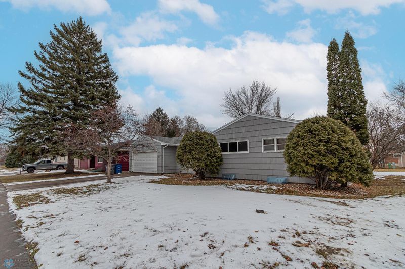 1509 9th Ave S, Moorhead, MN 56560