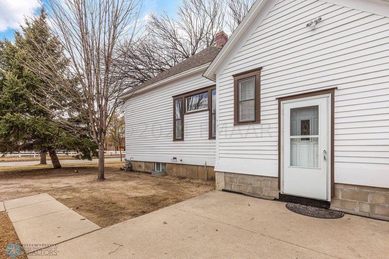124 9th St S, Moorhead, MN 56560