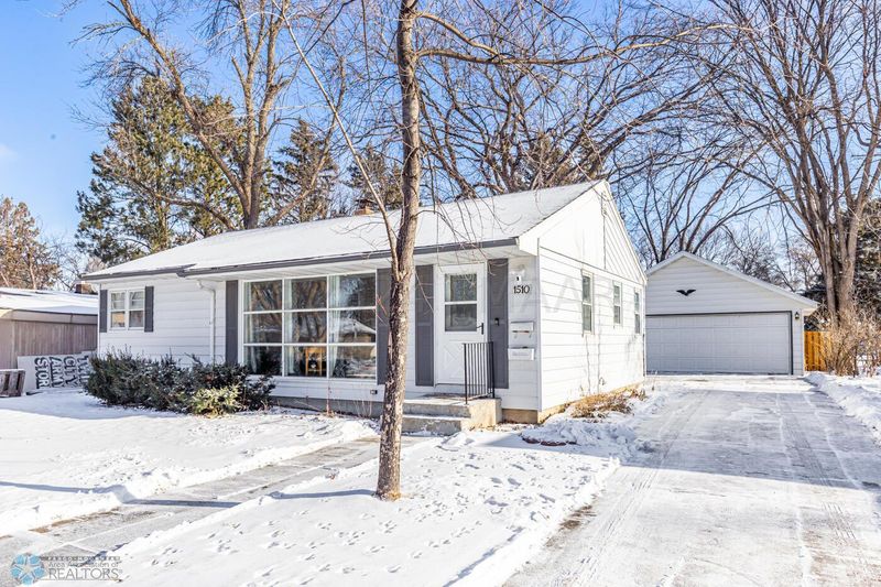1510 12th St S, Moorhead, MN 56560