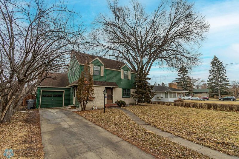 426 14th St S, Moorhead, MN 56560