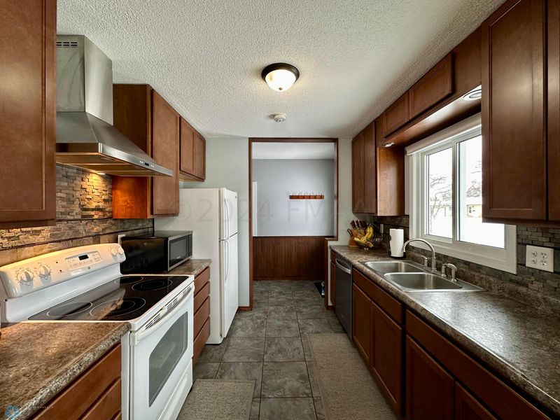 515 Appletree Ln, Moorhead, MN 56560