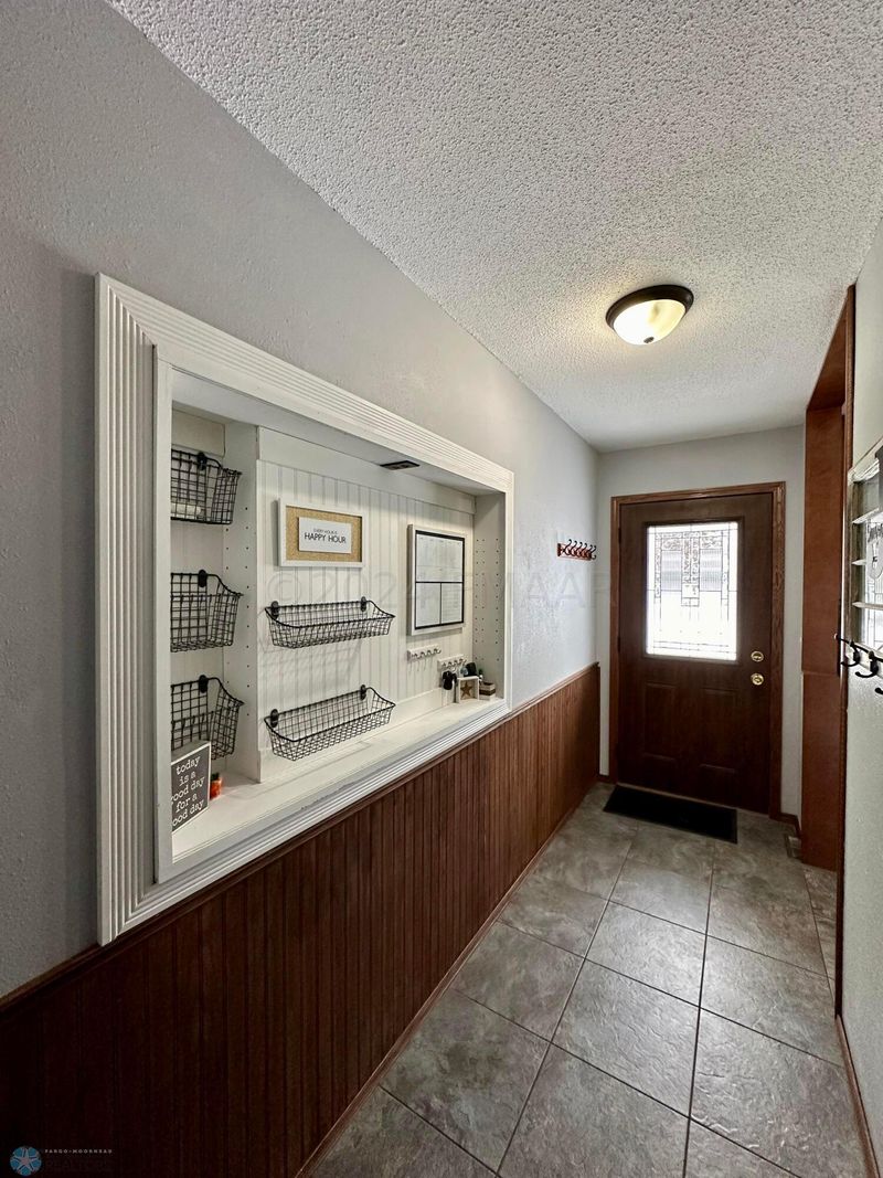 515 Appletree Ln, Moorhead, MN 56560