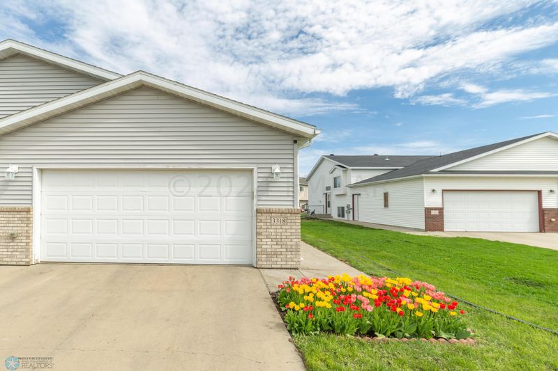 3318 10th St S, Moorhead, MN 56560