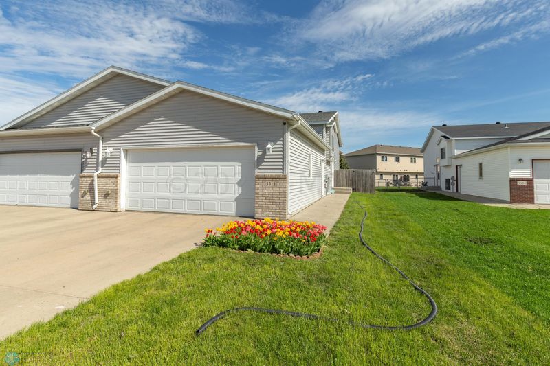 3318 10th St S, Moorhead, MN 56560