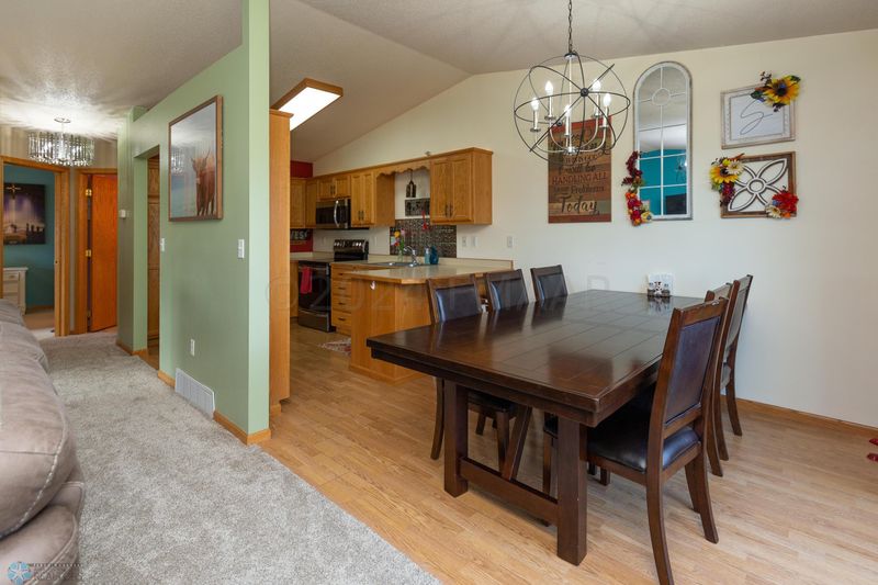 3318 10th St S, Moorhead, MN 56560