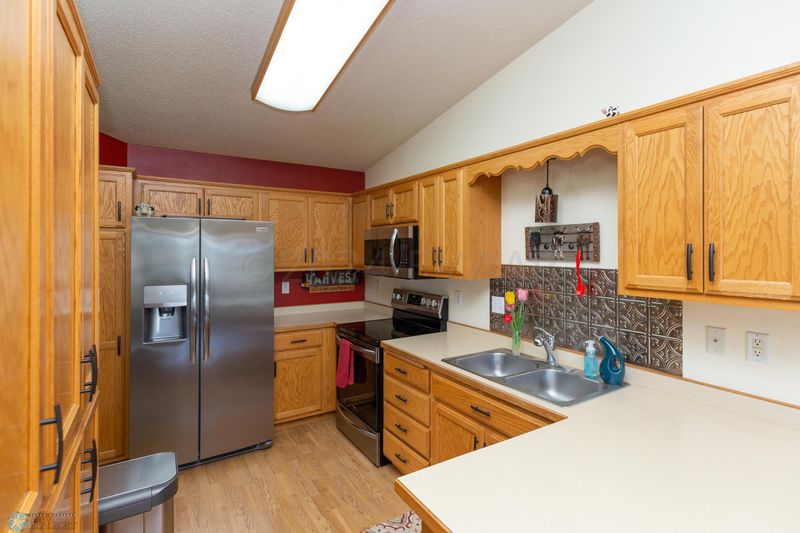3318 10th St S, Moorhead, MN 56560