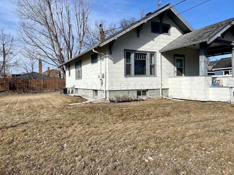 207 9th St S, Moorhead, MN 56560