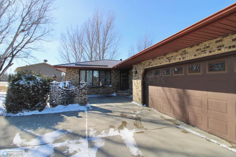 5609 17th St N, Moorhead, MN 56560