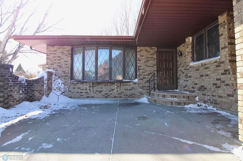 5609 17th St N, Moorhead, MN 56560
