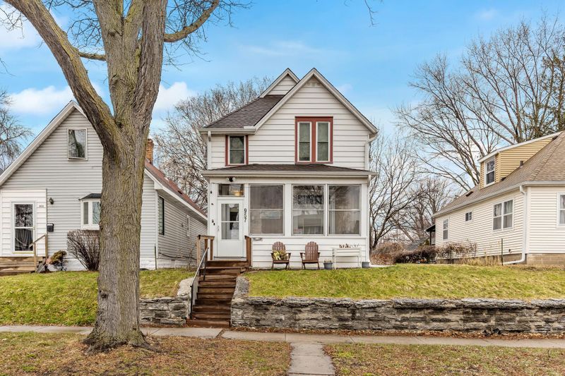 957 Rose Ave E, Saint Paul, MN 55106