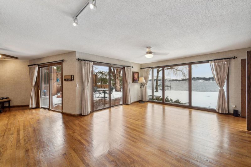 2612 Edgerton St, Little Canada, MN 55117