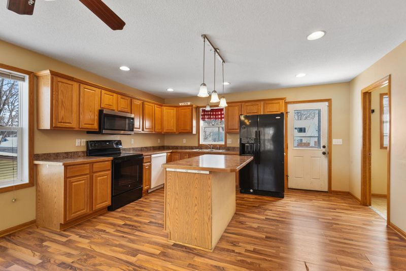 605 Glenbrook Ave N, Oakdale, MN 55128