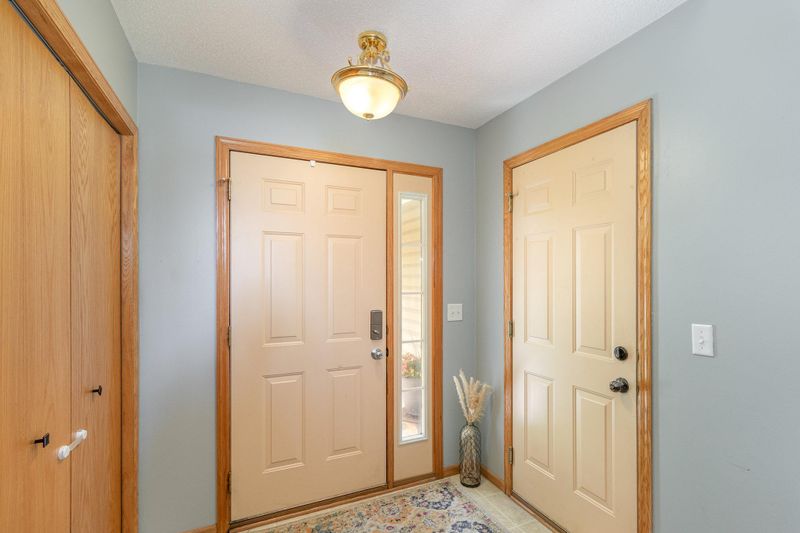 611 Pioneer Trl SE, Cambridge, MN 55008