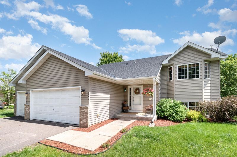 611 Pioneer Trl SE, Cambridge, MN 55008