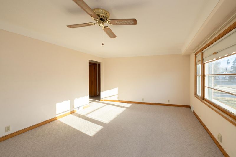 975 Charlton St, West Saint Paul, MN 55118