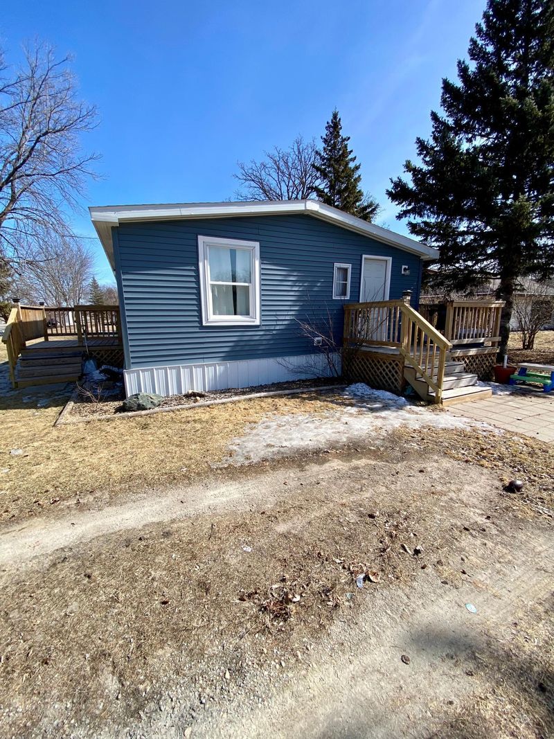 804 Elk St NW, Warroad, MN 56763