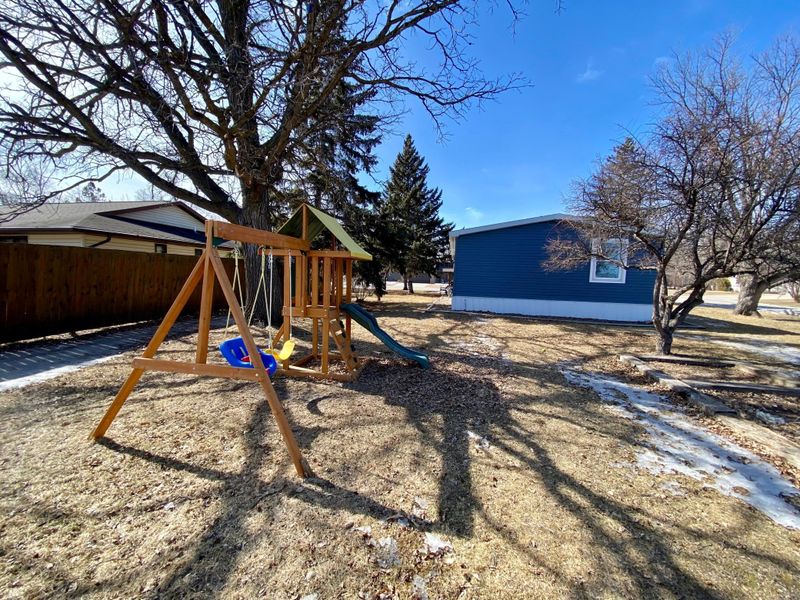804 Elk St NW, Warroad, MN 56763