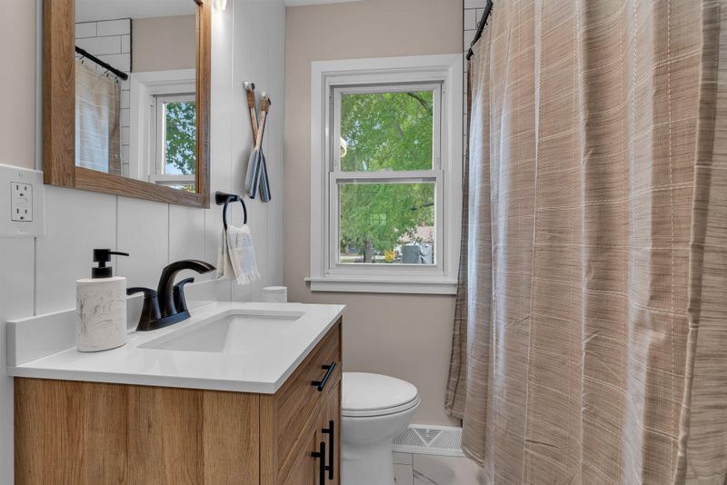 345 Oak Ave N, Annandale, MN 55302