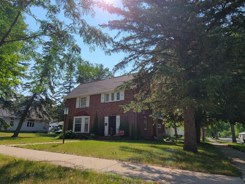 300 E 3rd St, Morris, MN 56267