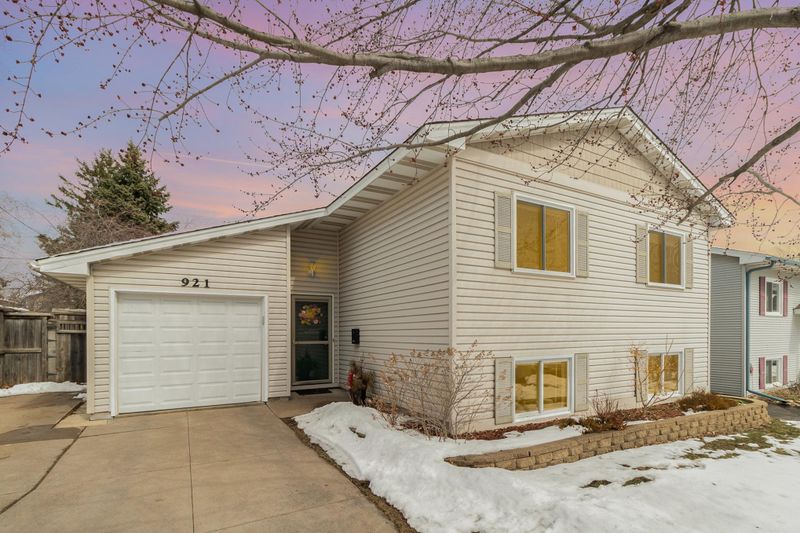 921 California Ave W, Saint Paul, MN 55117
