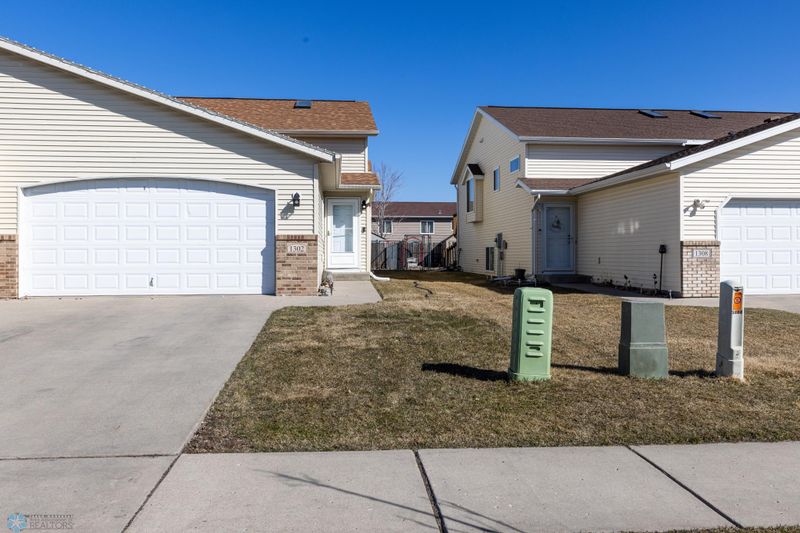 1302 37th Ave S, Moorhead, MN 56560