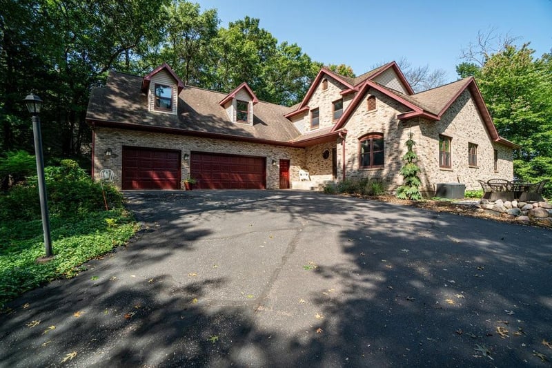 1104 Oak Hill Pl, Altoona, WI 54720