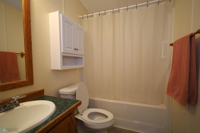 329 N 5th St, Warren, MN 56762
