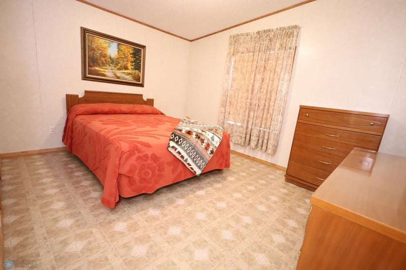 329 N 5th St, Warren, MN 56762