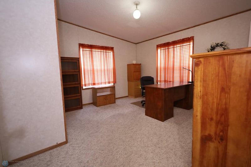329 N 5th St, Warren, MN 56762