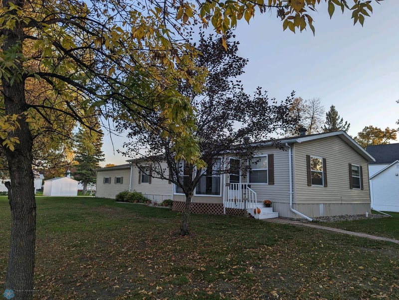 329 N 5th St, Warren, MN 56762