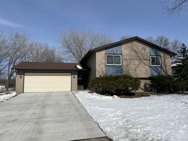 12096 Robin Rd, Maple Grove, MN 55369
