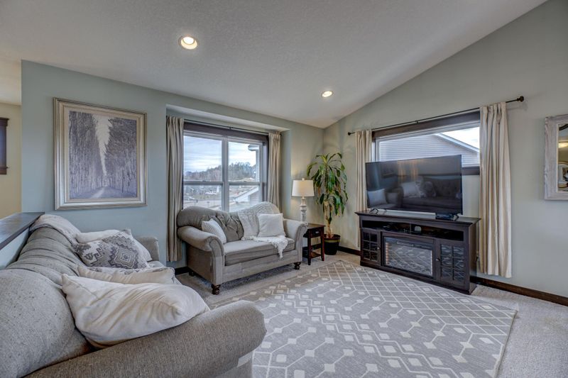 1638 Morning Glory Dr, River Falls, WI 54022
