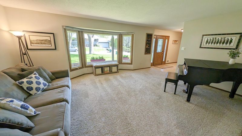 2401 E 125th St, Burnsville, MN 55337