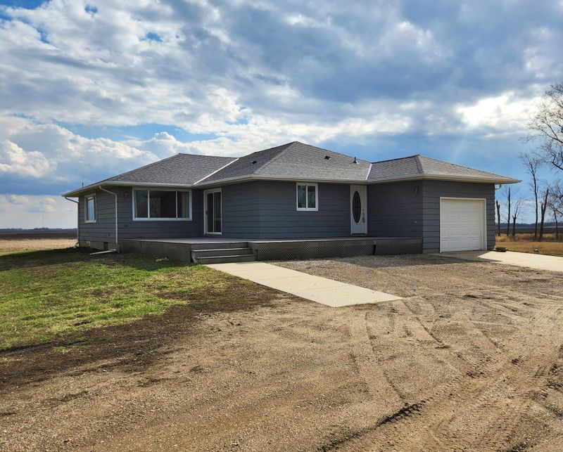 83581 405th St, Bird Island, MN 55310