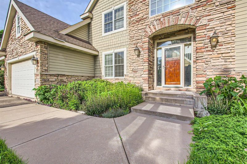 1028 Oak Bluff Cir, Saint Paul, MN 55119