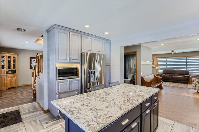 7132 Lakeview Dr, Circle Pines, MN 55014