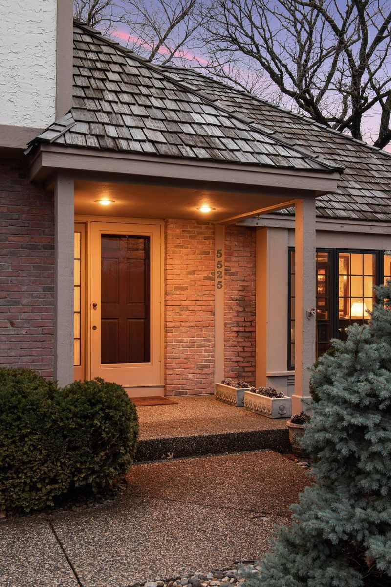 5525 River Bluff Curve, Bloomington, MN 55437